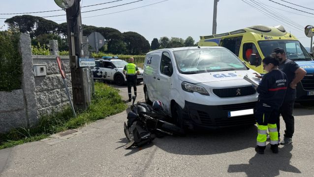 Lugar onde se rexistraba o accidente entre a furgoneta e o ciclomotor en Cambados Lugar onde se rexistraba o accidente entre a furgoneta e o ciclomotor en Cambados