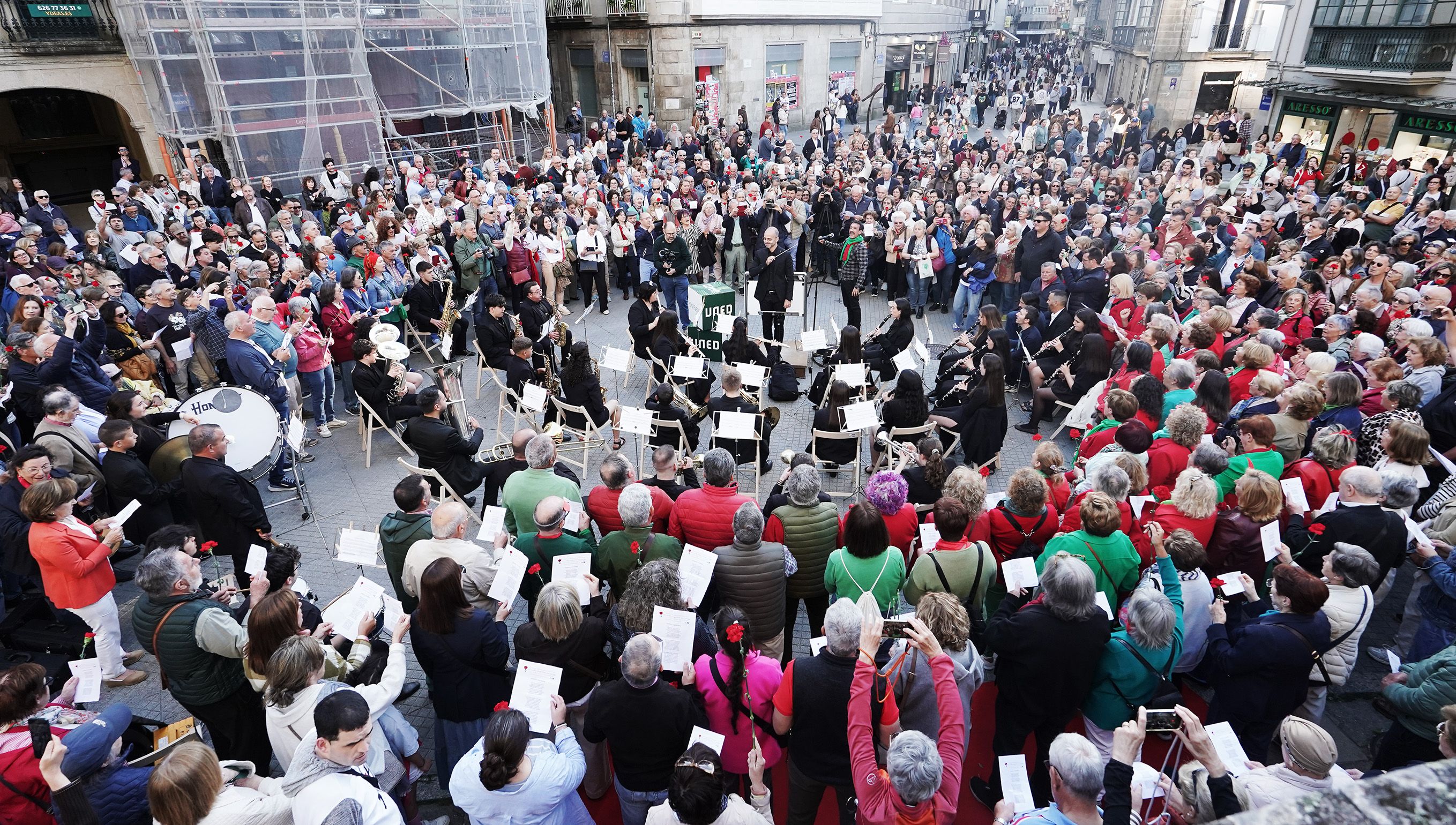 Multitudinaria cantata de 'Grândola Vila Morena'