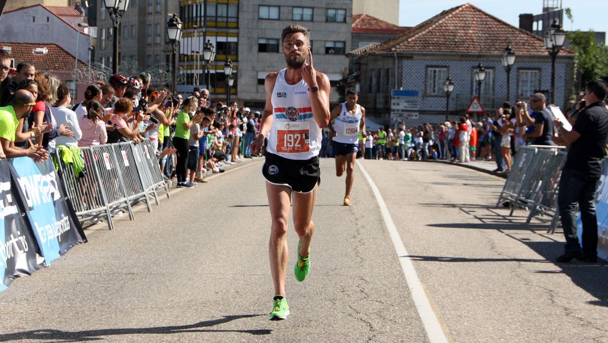 Víctor Riobó entra vencedor na meta da XIX Carreira Popular de Santiaguiño do Burgo