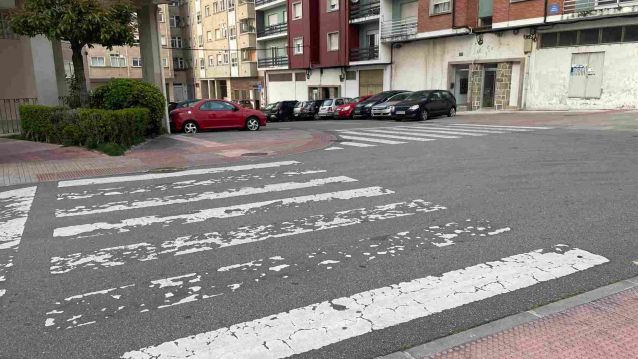 Pasos de peóns na Rúa Amado Carballo Pasos de peóns na Rúa Amado Carballo