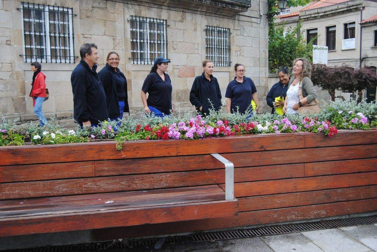 Traballadores da brigada de xardíns mediante o programa das Risga