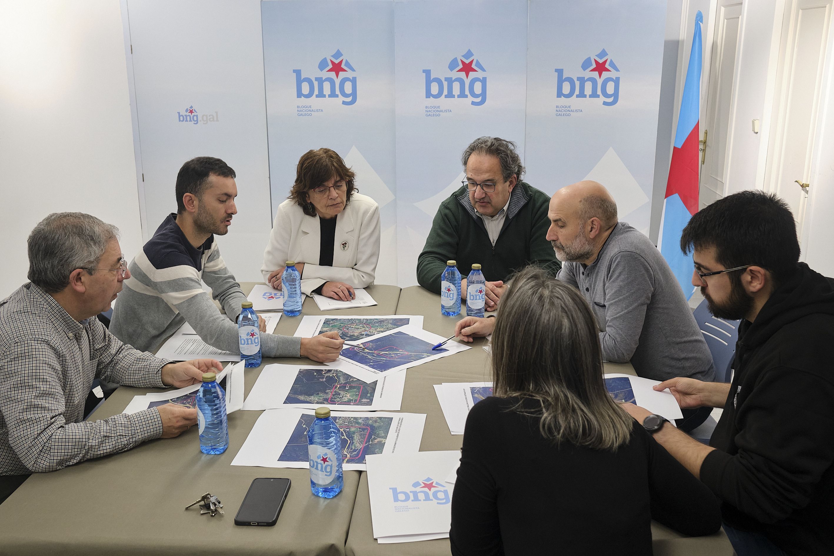 Reunión de Carme da Silva e Nestor Rego con representantes nacionalistas en Cerdedo Cotobade