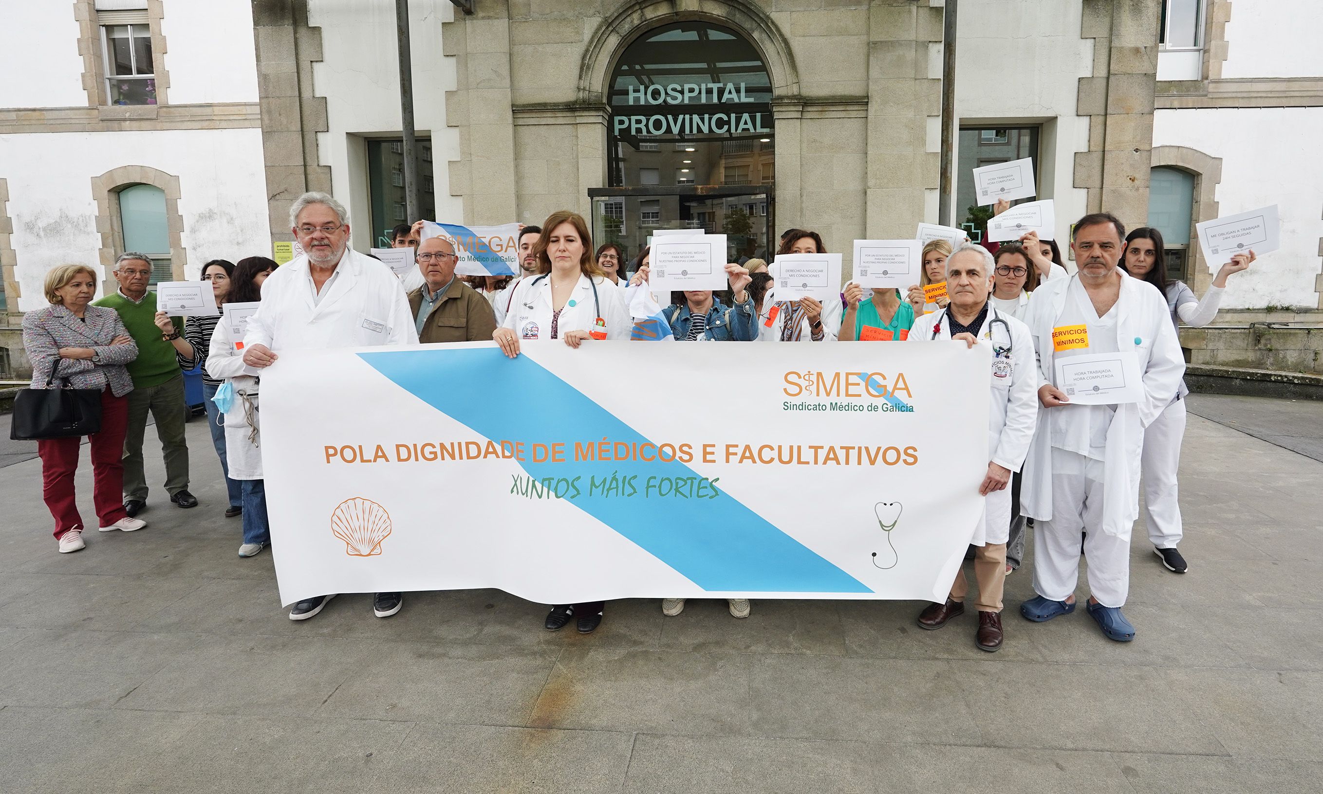 Protesta de médicos ante o Hospital Provincial