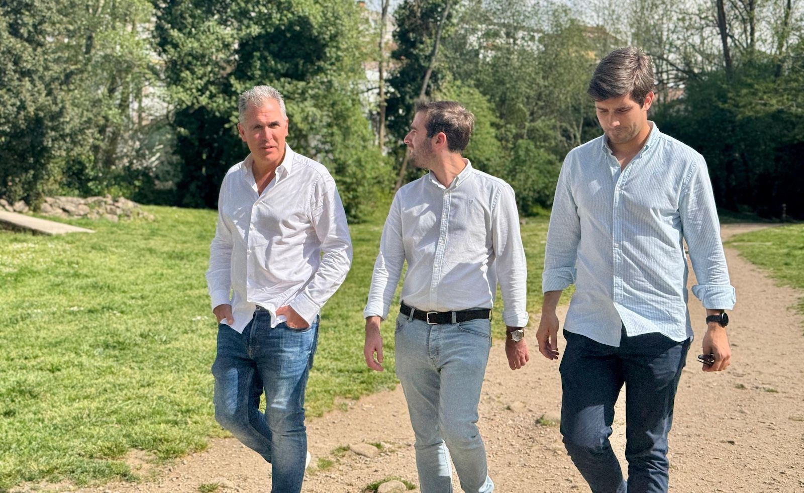 Rafa Domínguez y dos de sus concejales en el paseo del Gafos