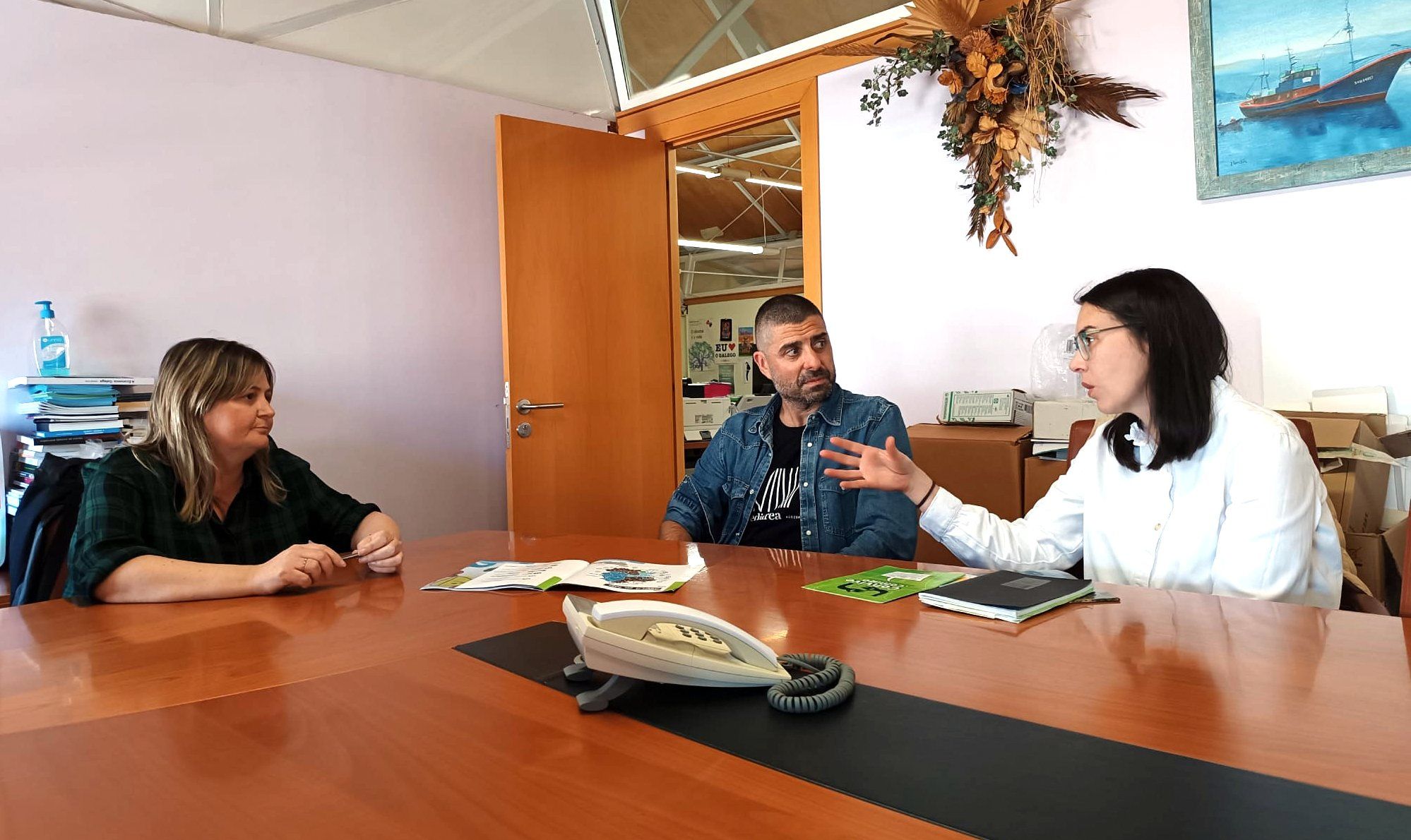 Reunión entre representantes de Arela y el Concello de Bueu