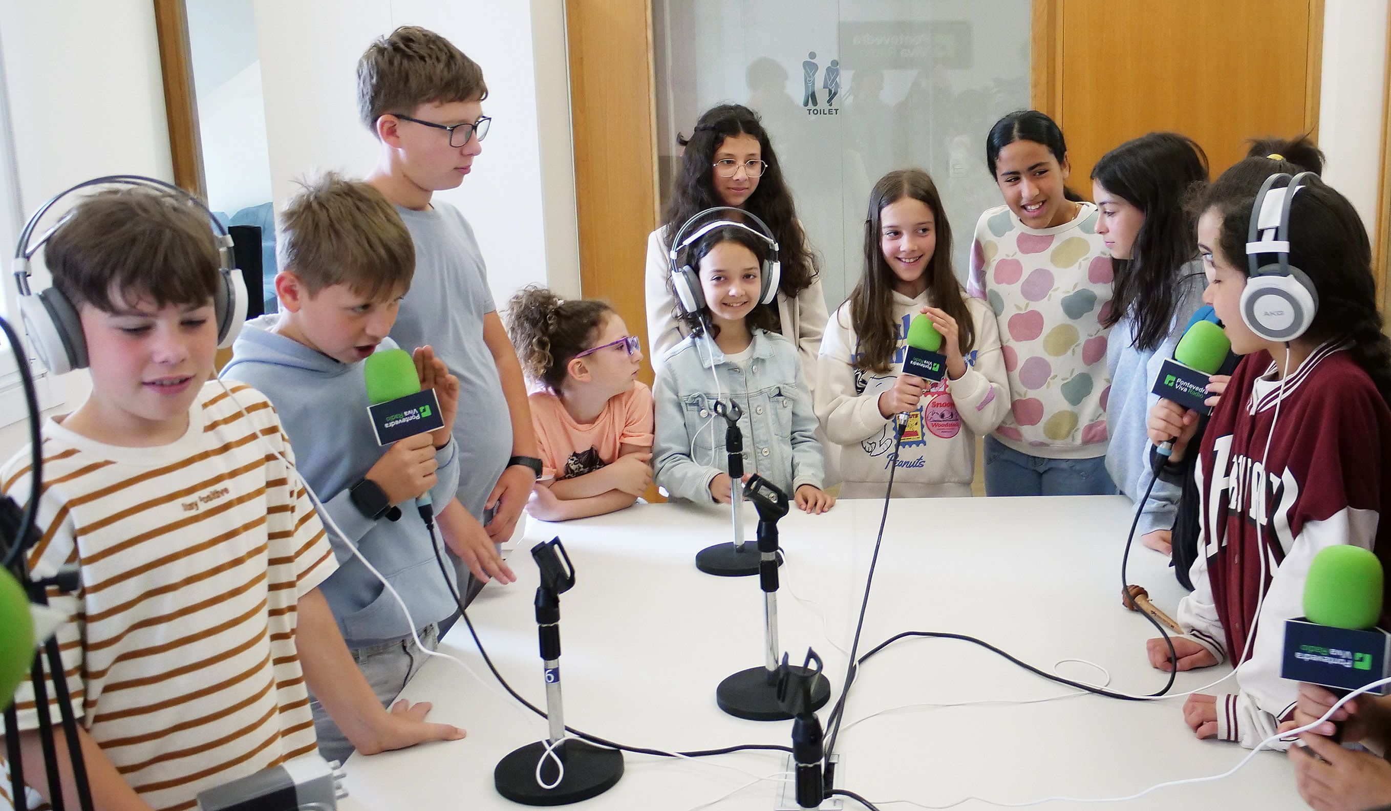 Alumnado do CEIP San Xoán Bautista en PontevedraViva Radio