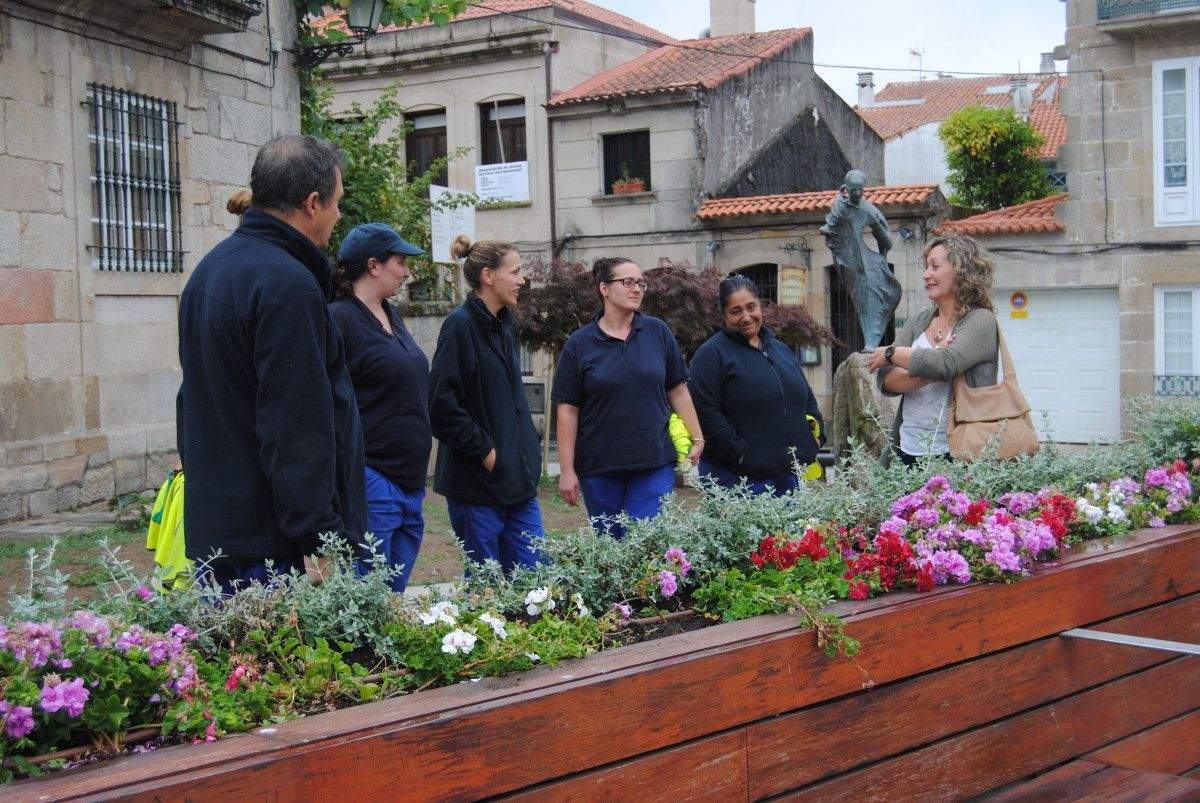 Trabajadores de la brigada de jardines mediante el programa de las Risga