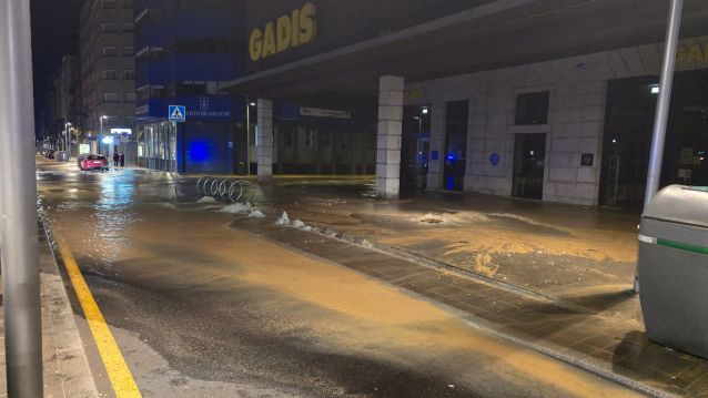 Rotura de una tubería de agua en Benito Corbal