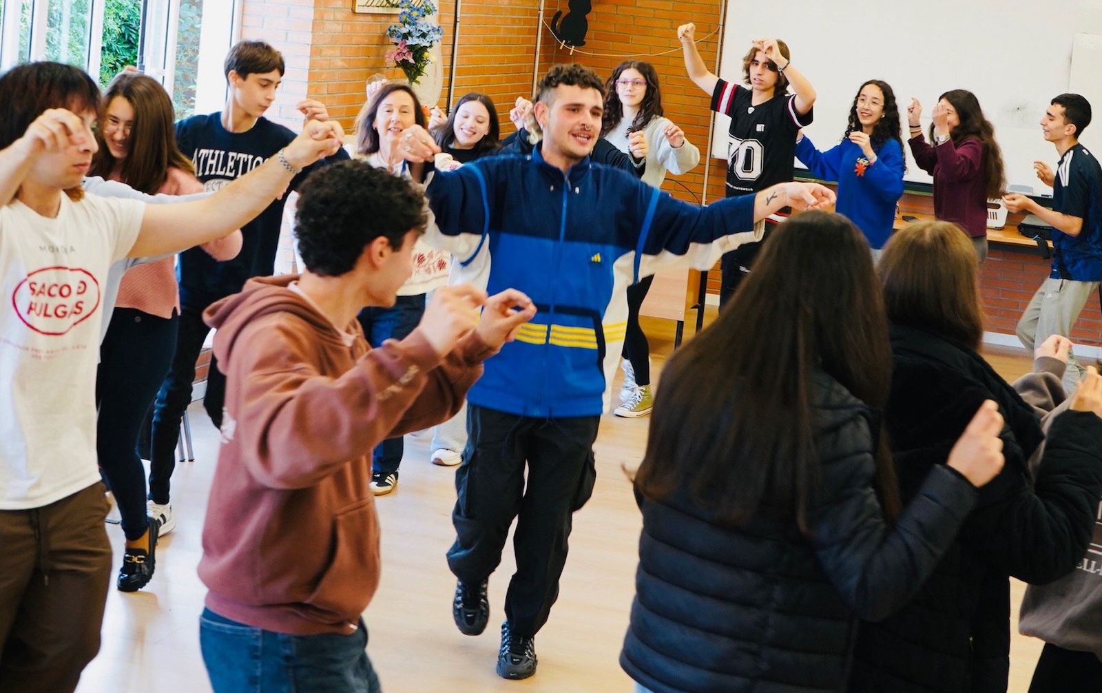 Mondra con los alumnos del los institutos O Carril y Armando Cotarelo