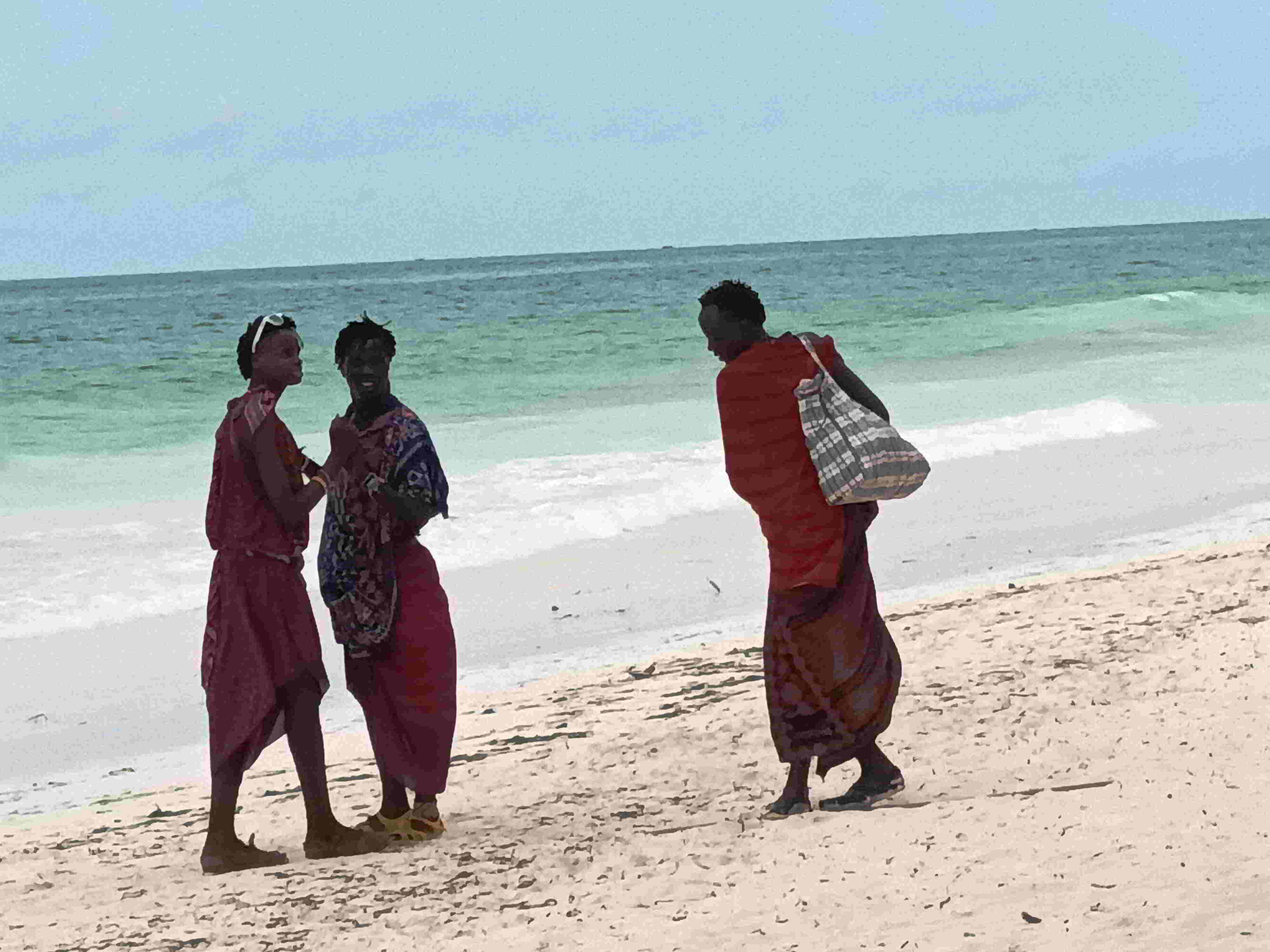 Homes a conversar na praia de Pingwe Homes a conversar na praia de Pingwe