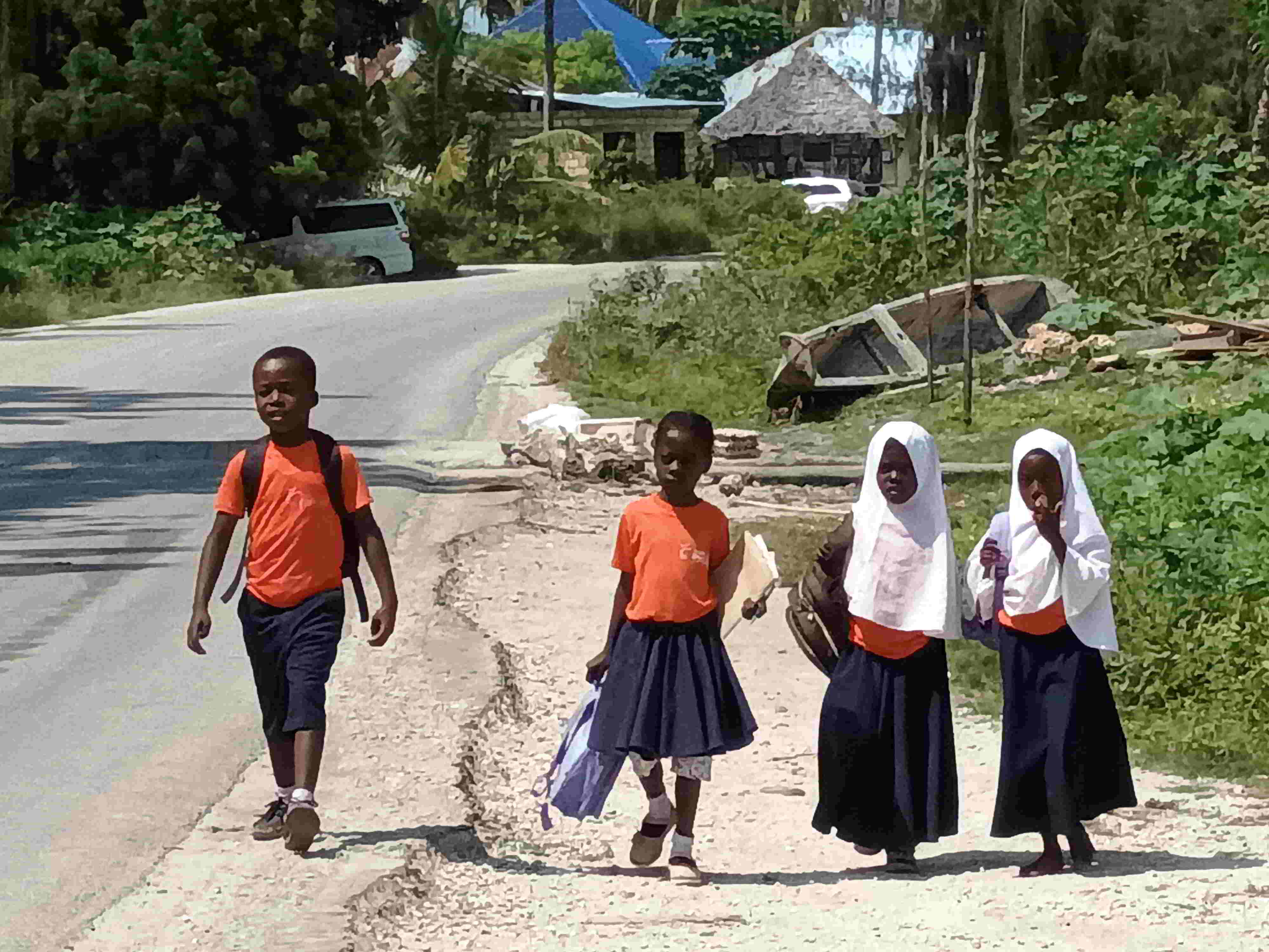 Nenos á saída da escola Nenos á saída da escola