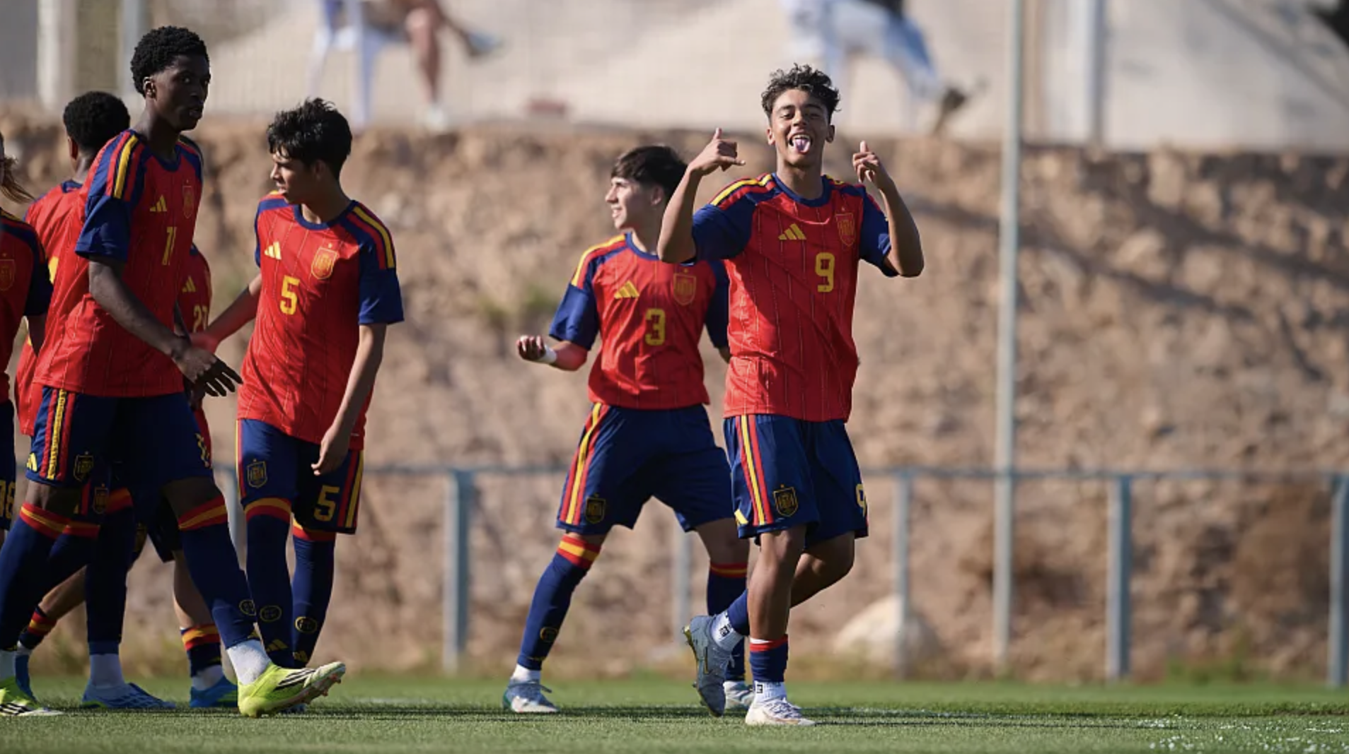 Nico Mindiola festexando un gol coa Selección Española Sub14