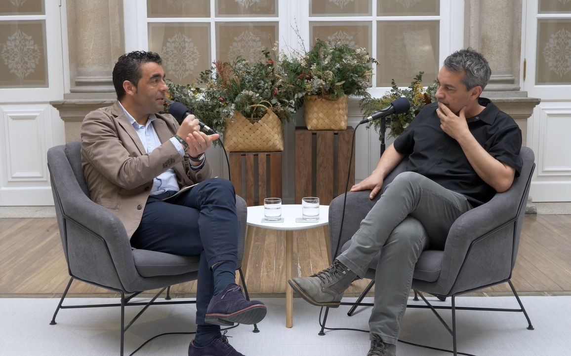 Luis López e Javier Olleros na grabación do pódcast