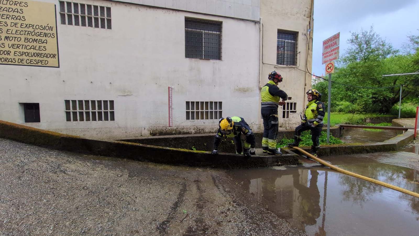Bomberos achicando agua de un garaje de Casimiro Gómez