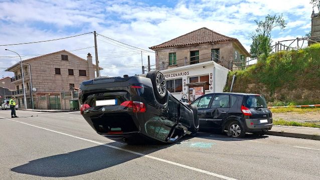 Coche envorcado en Ribadumia