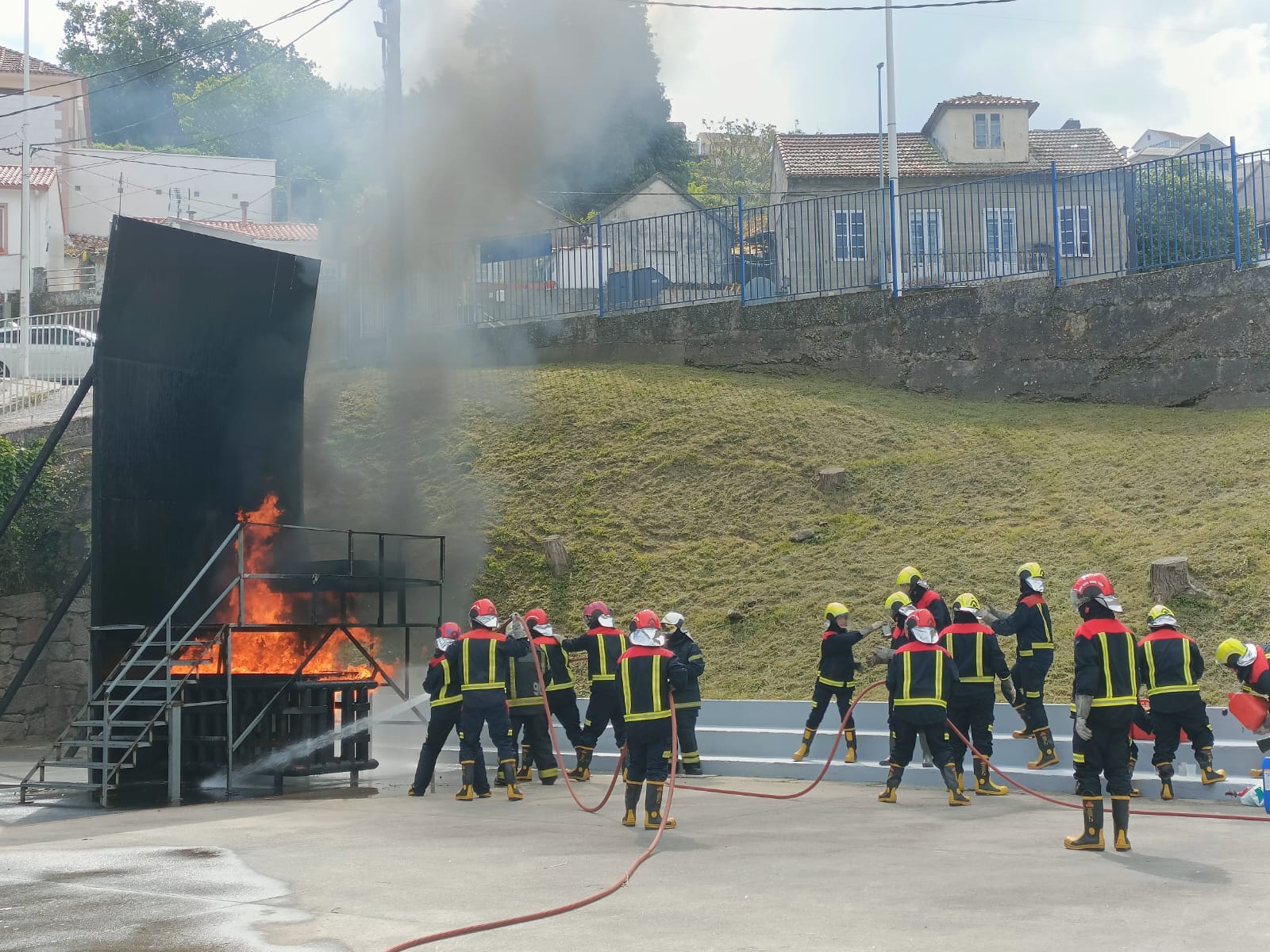 Práctica de extinción de incendios da Escola FP Marítimo-Pesqueira de Bueu
