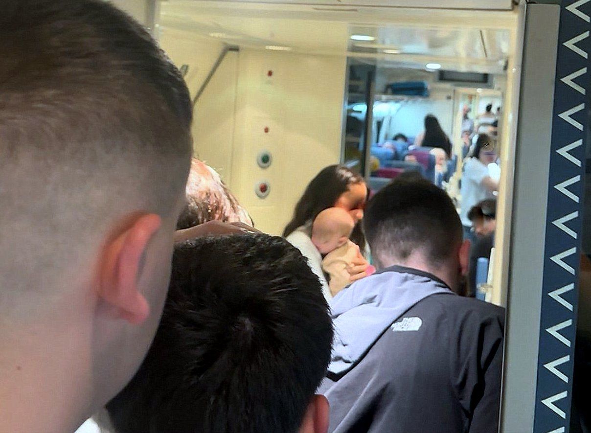 Personas en un vagón del tren paralizado en Vilagarcía