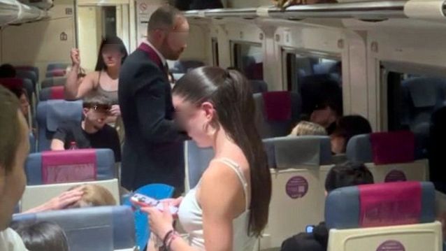 Persoas no vagón do tren parado falando co revisor Persoas no vagón do tren parado falando co revisor