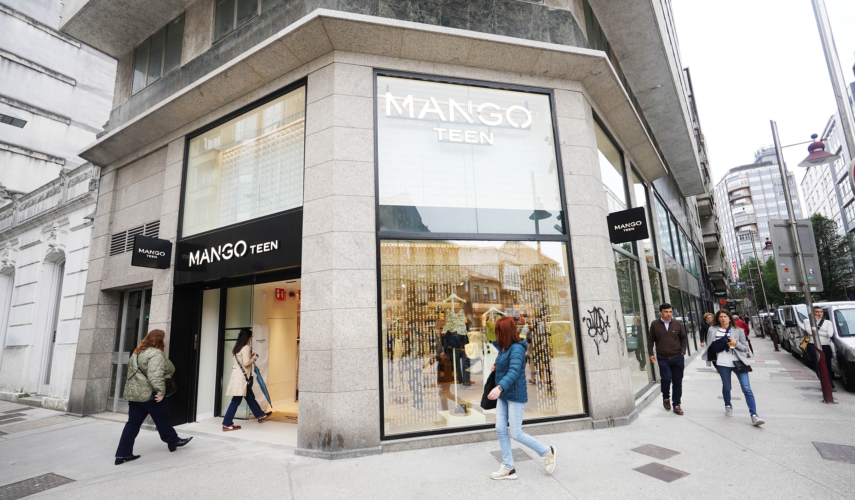 Tienda de Mango Teen entre Daniel de la Sota y Benito Corbal