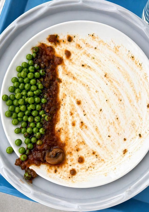 Plato de comida de un paciente con anosognosia y heminegligencia