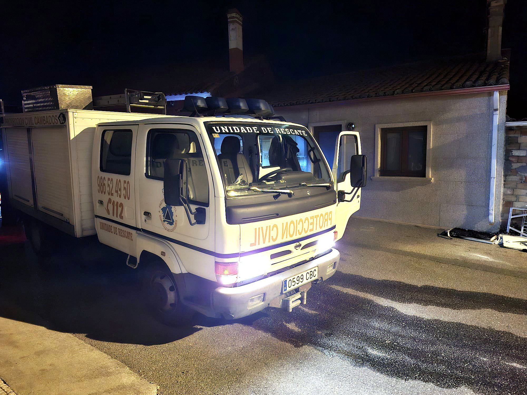 Servizo de Emerxencias de Cambados en la vivienda donde se registraba el incendio