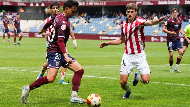 Partido entre Pontevedra CF y Athletic B en el Municipal de Pasarón