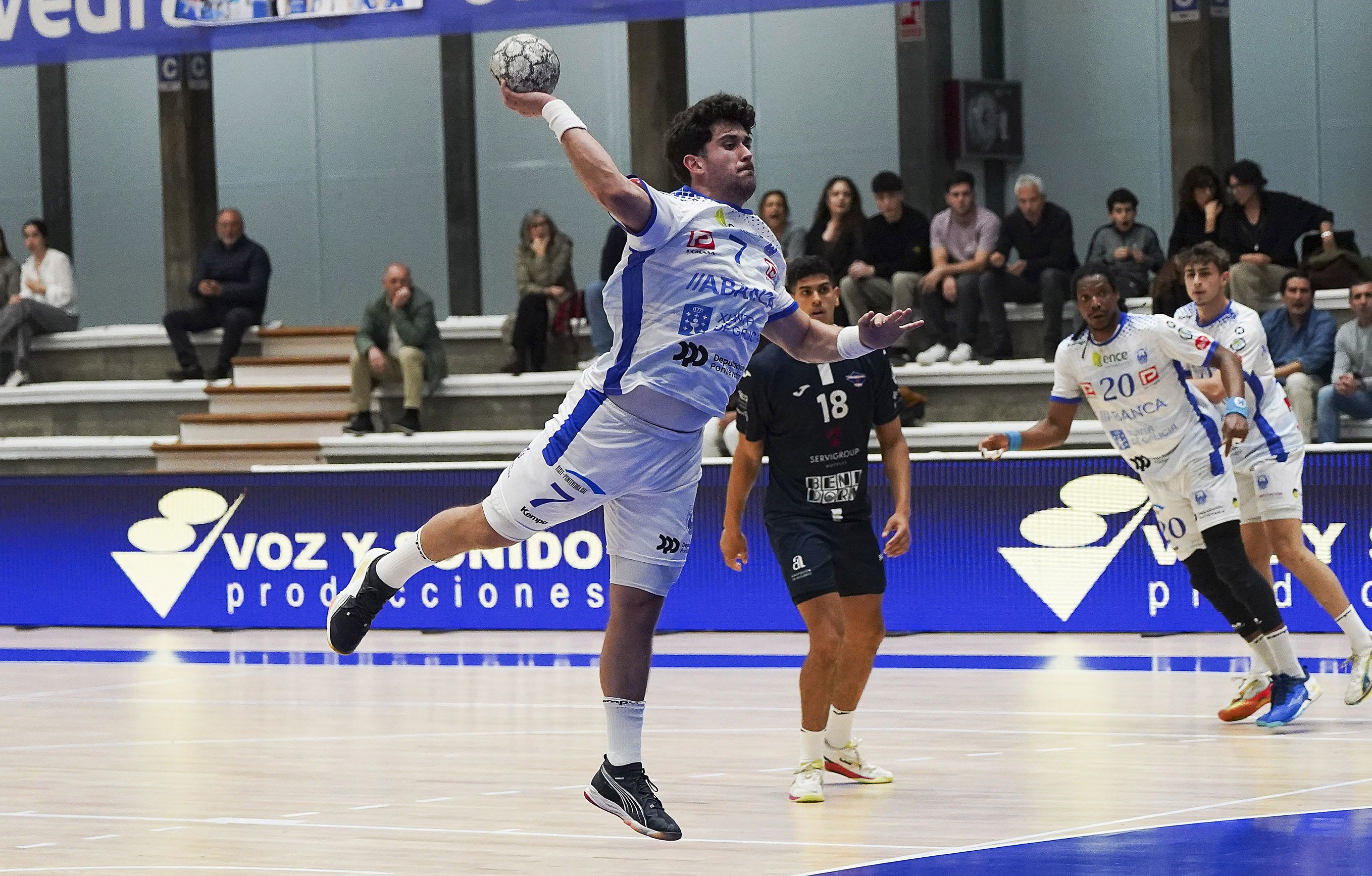 Partido entre Cisne y Benidorm en el Municipal