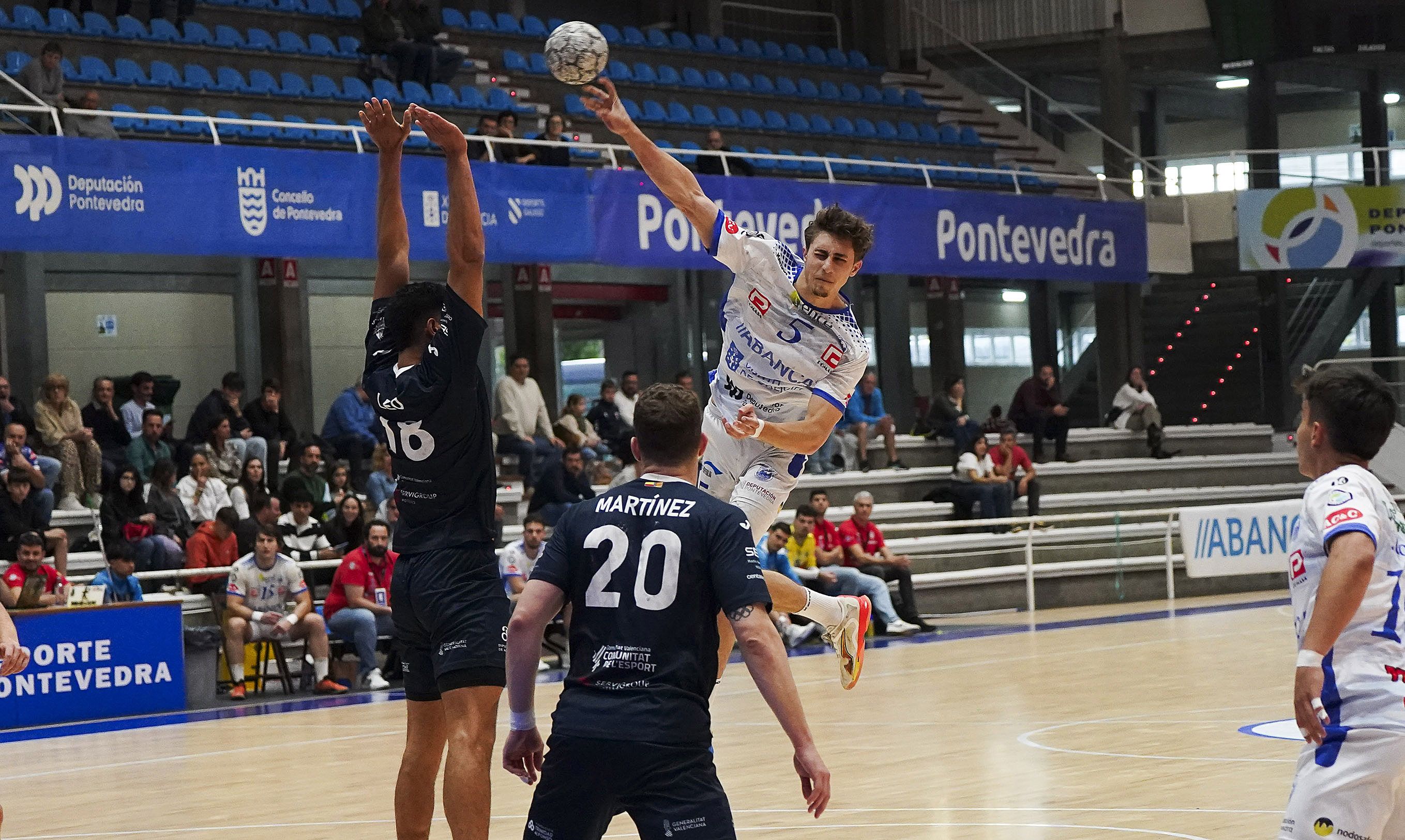 Partido entre Cisne y Benidorm en el Municipal