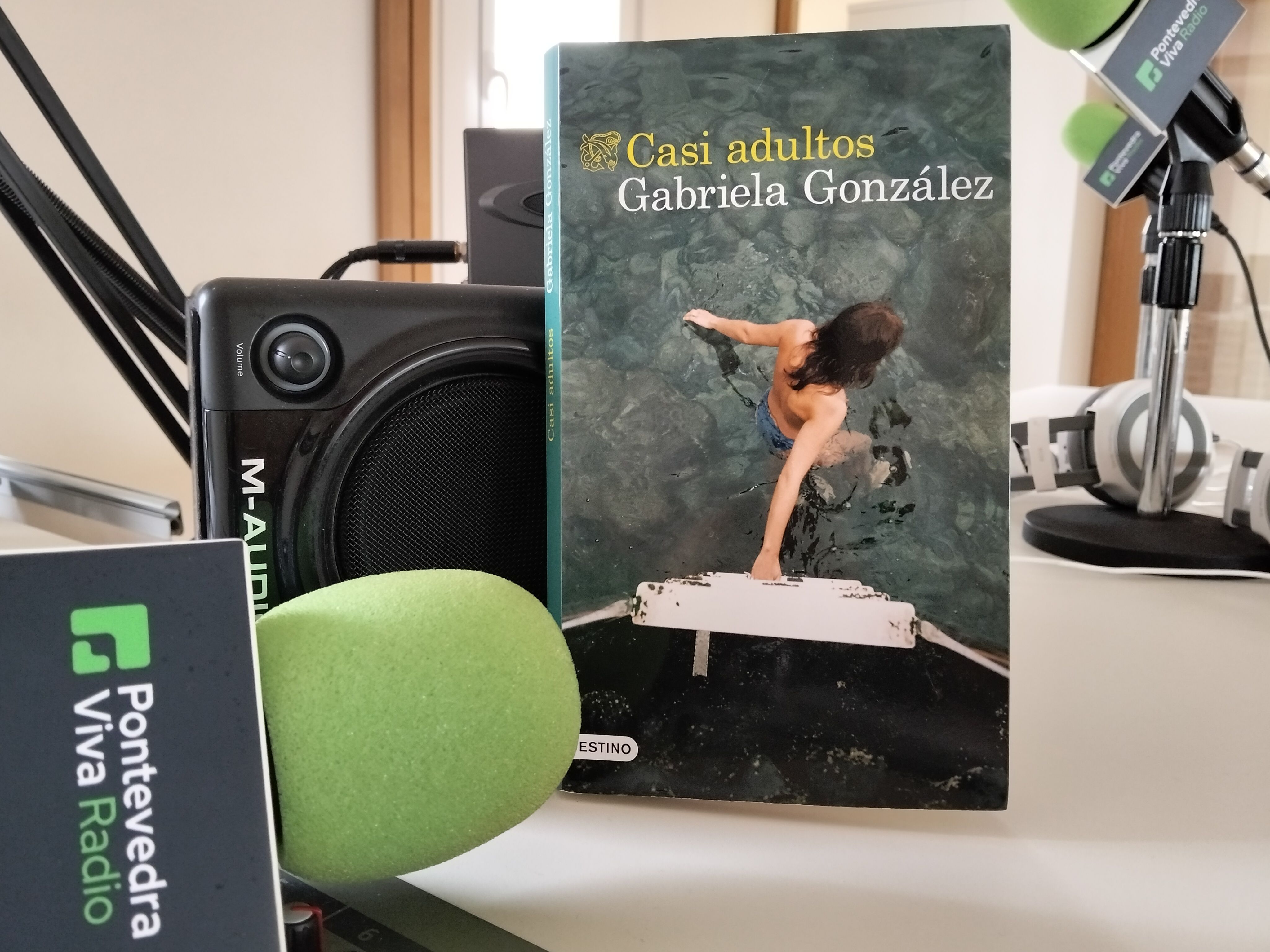 Portada de 'Casi adultos' co que Gabriela González debuta como escritora