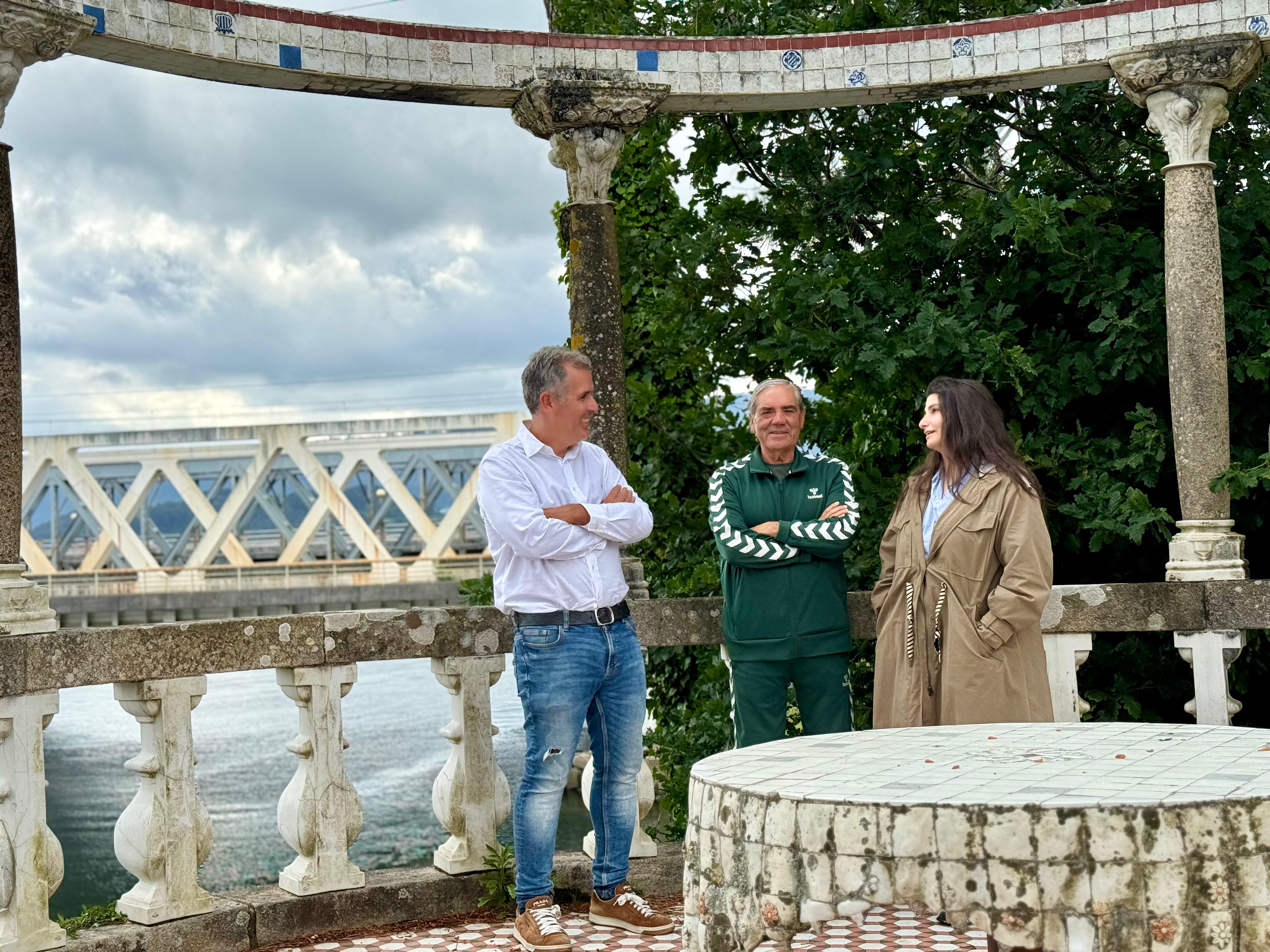 Visita de representantes del PP a la Isla de Medal