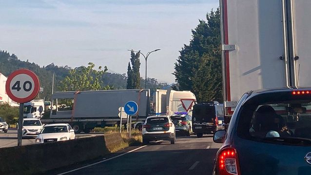 Retencións na rotonda do Vao