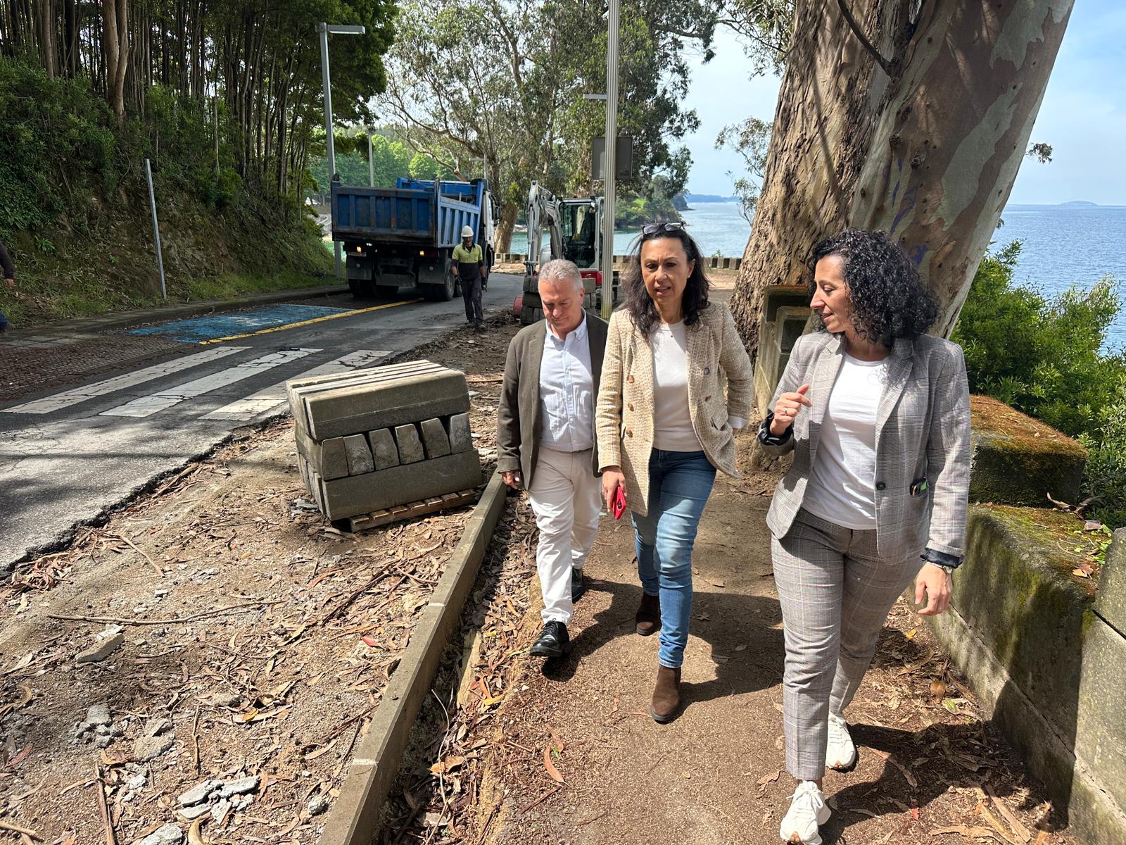Visita da alcaldesa ao reinicio dos traballos no vial das praias