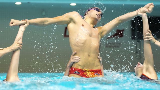 La selección de natación artística entrenando la rutina que estrenarán en Pontevedra