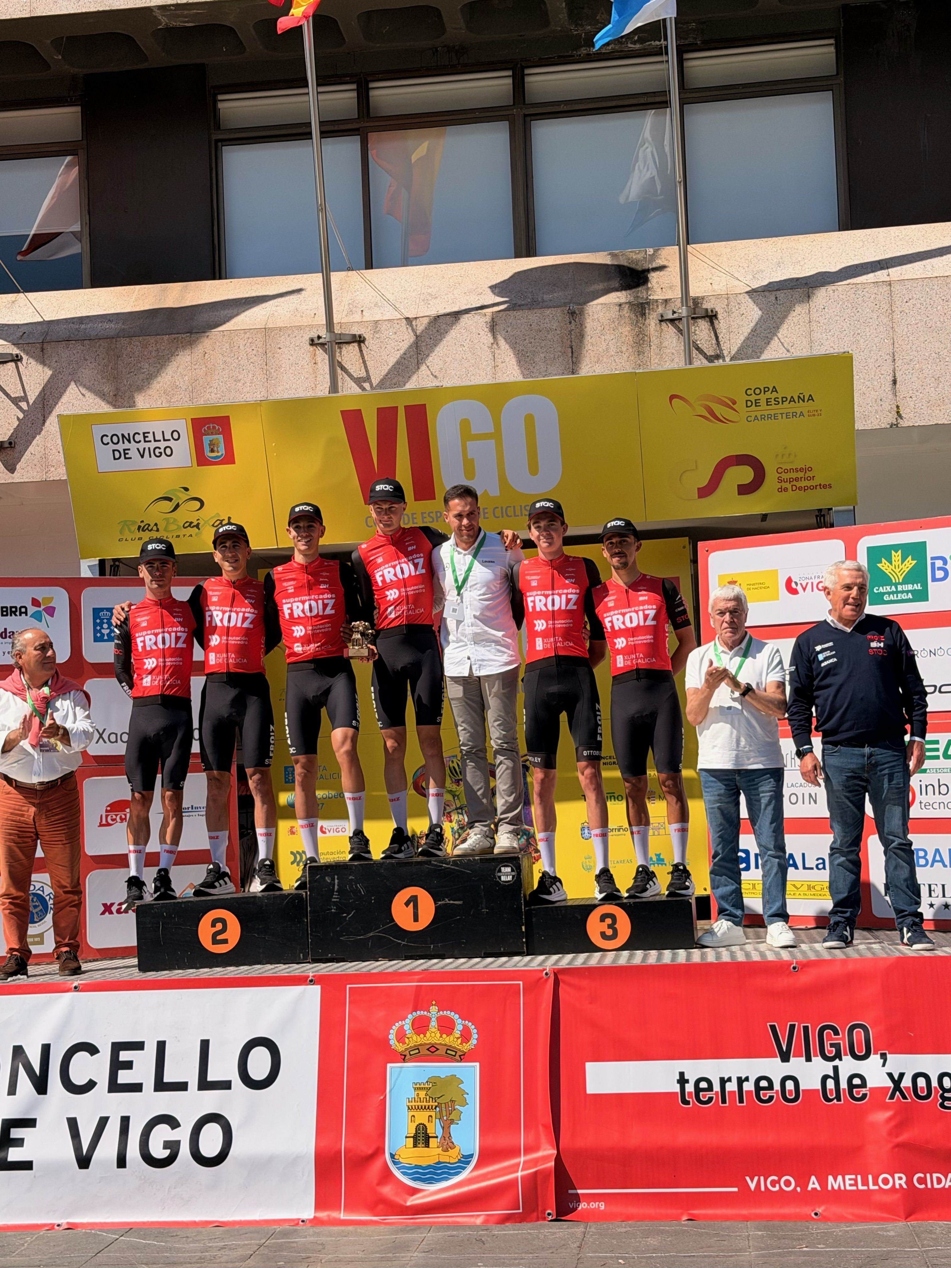 Ciclistas do Supermercados Froiz na etapa da Copa de España celebrada en Vigo