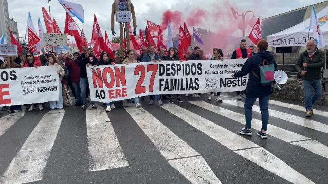 Manifestantes diante da planta Manifestantes diante da planta