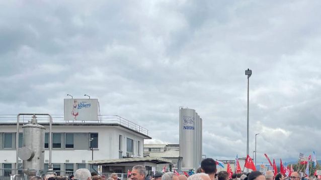 Planta de Nestlé e manifestantes Planta de Nestlé e manifestantes