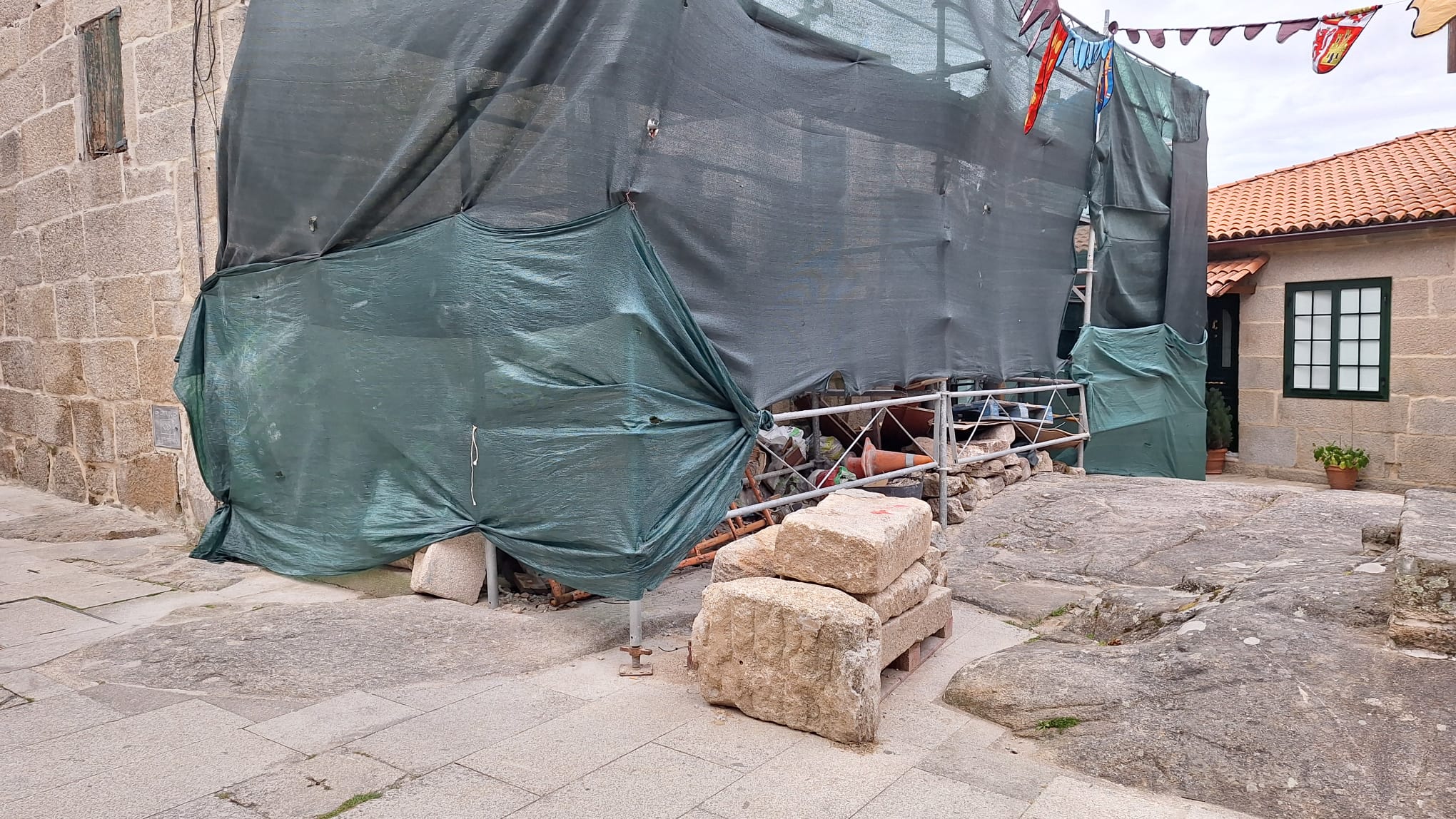 Obra parada en la Casa Barroca del Ateneo de Combarro