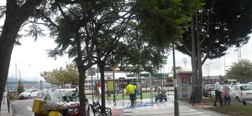 Operarios del Concello de Marín chorreando las calles con agua de la traída