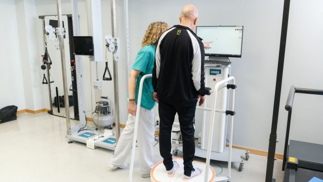 Paciente realizando terapia en plataforma estabilométrica Orek
