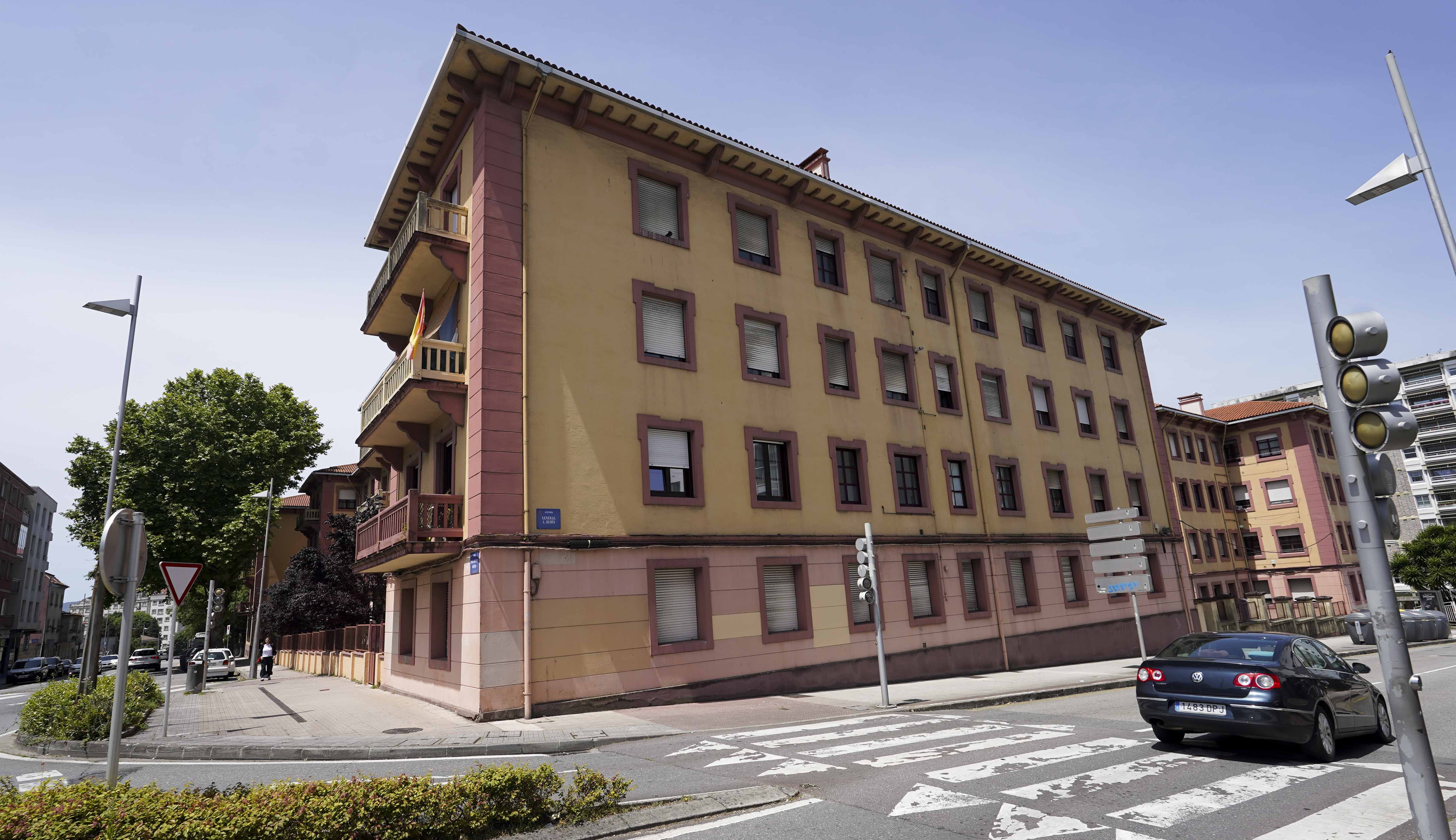 Defensa cederá tres vivendas deste edificio ao Concello