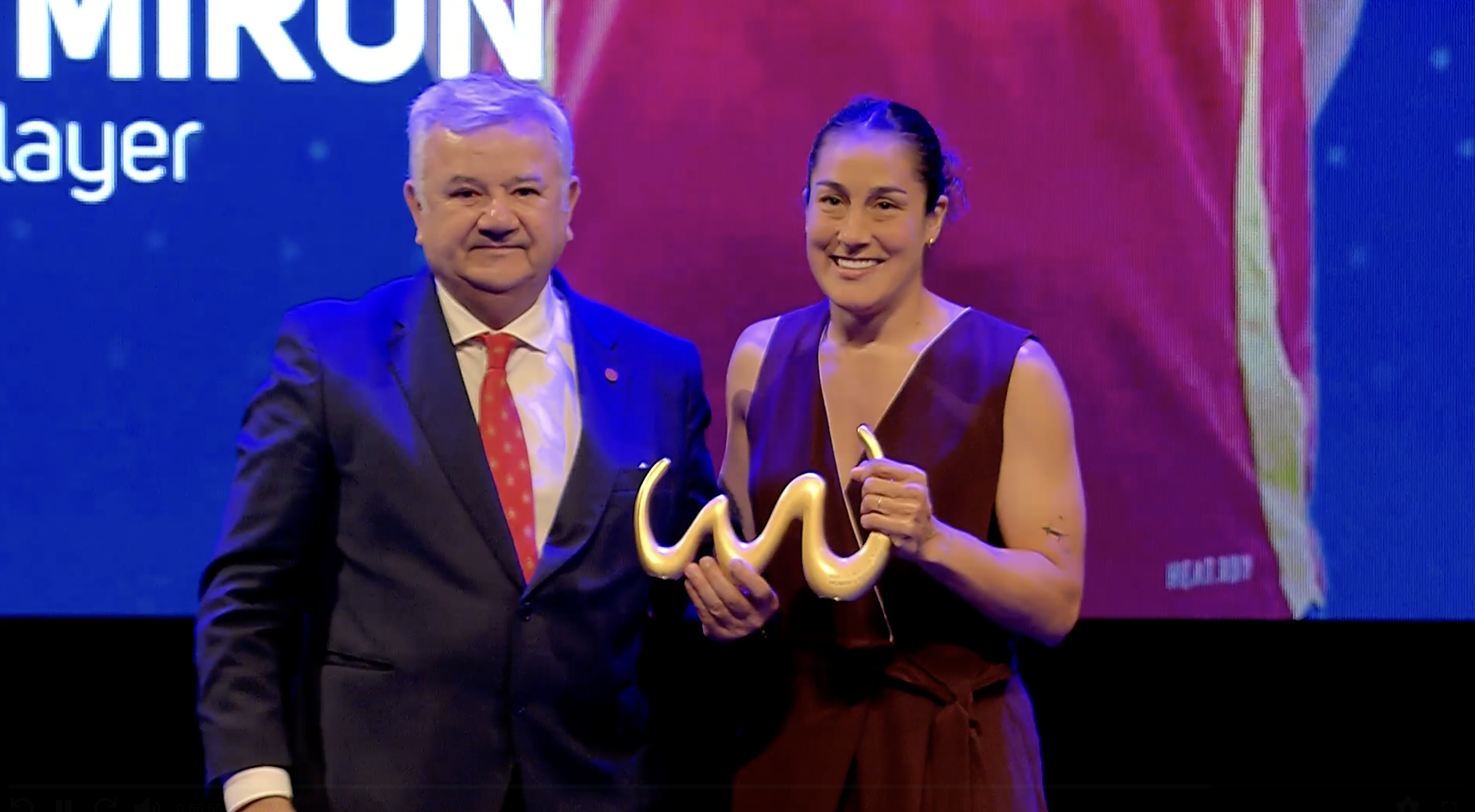 Andrea Mirón recibe el premio a mejor jugadora de fútbol playa del mundo