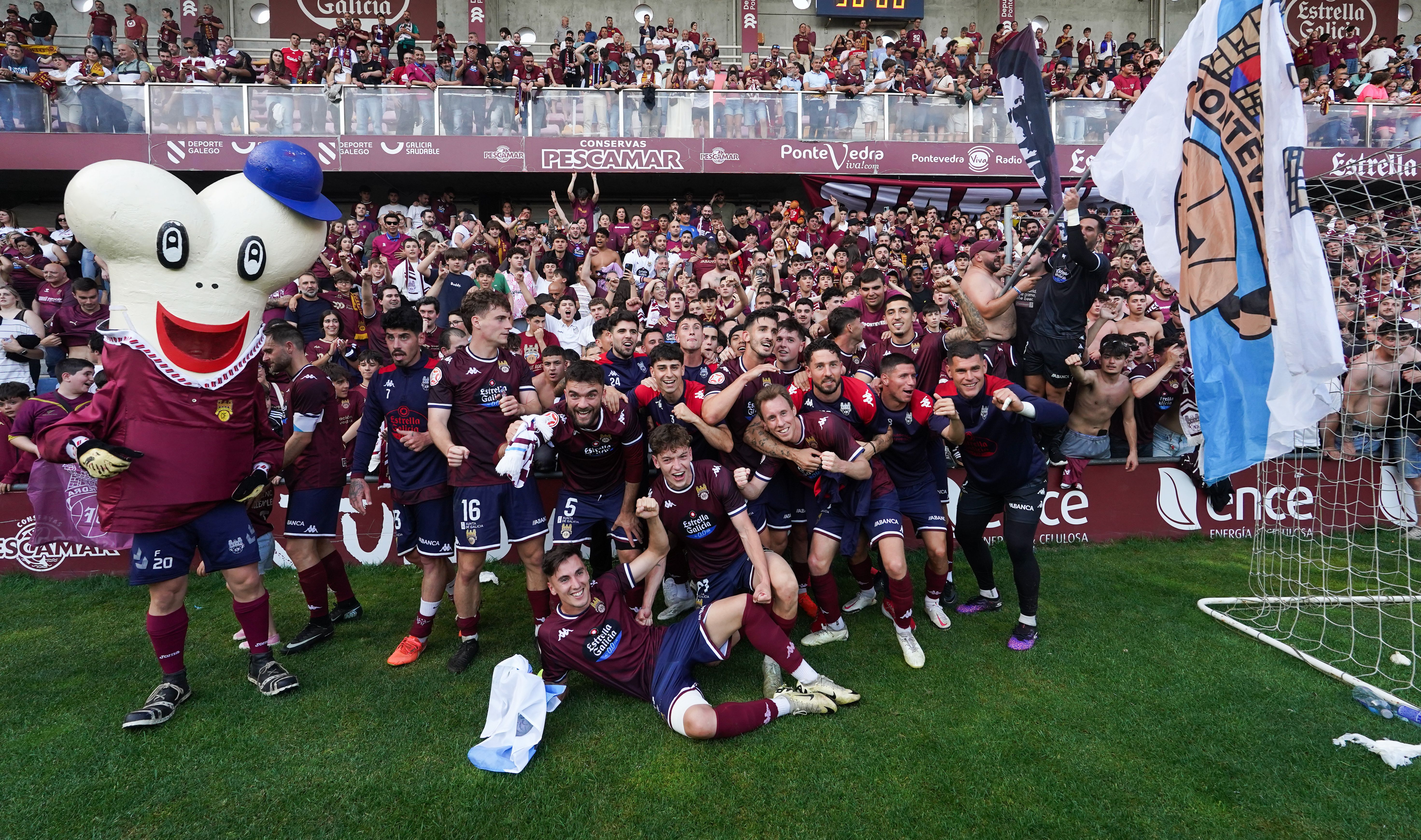 Los jugadores del Pontevedra celebrando la clasificación al final del partido