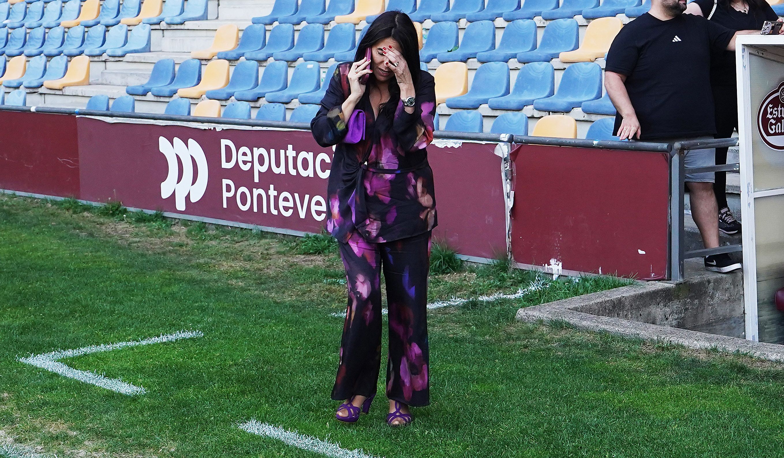 Presidenta y jugadores del Pontevedra esperando la resolución de la RFEF Presidenta y jugadores del Pontevedra esperando la resolución de la RFEF