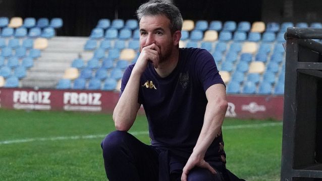 Presidenta y jugadores del Pontevedra esperando la resolución de la RFEF