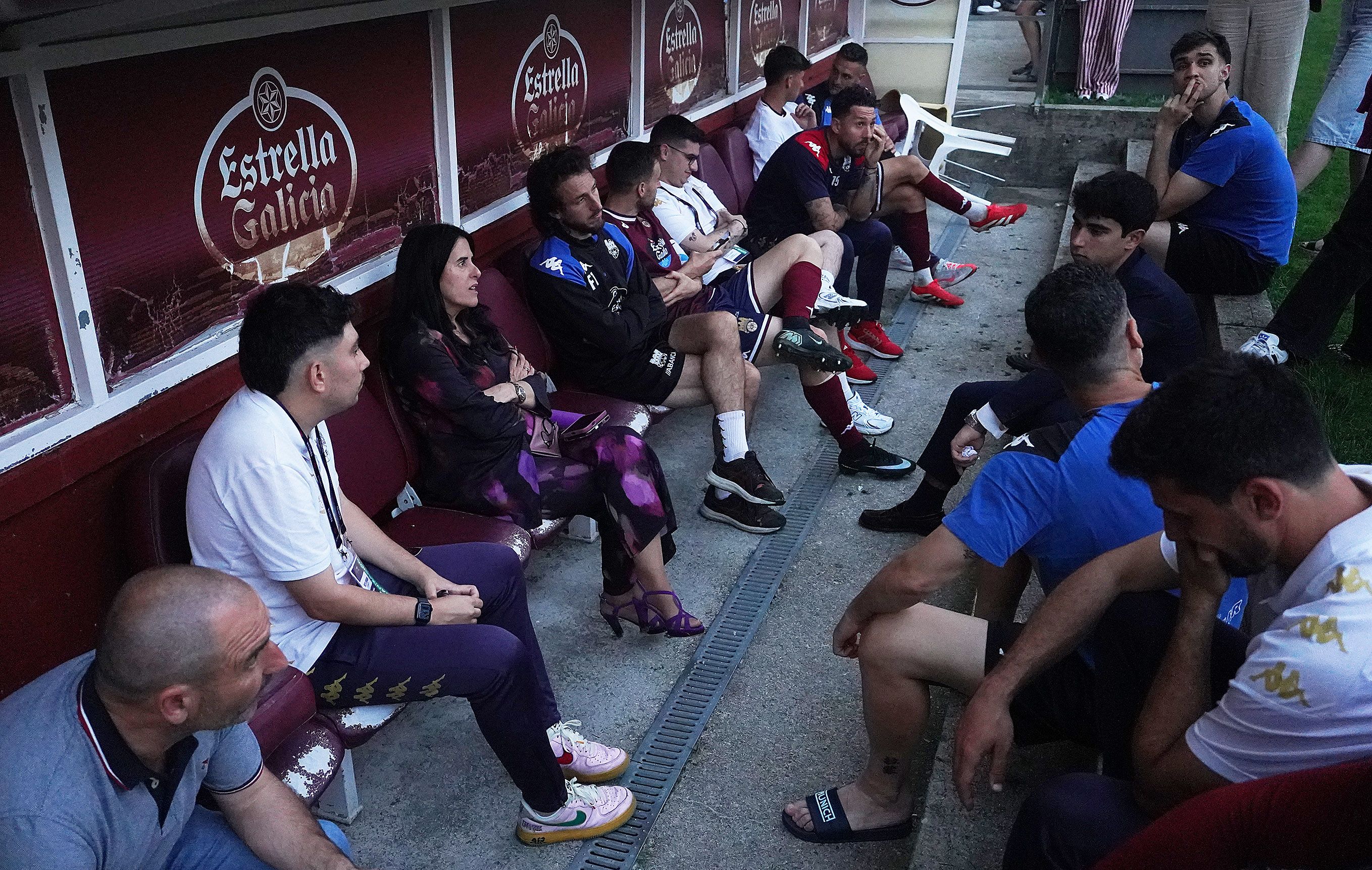 Presidenta y jugadores del Pontevedra esperando la resolución de la RFEF