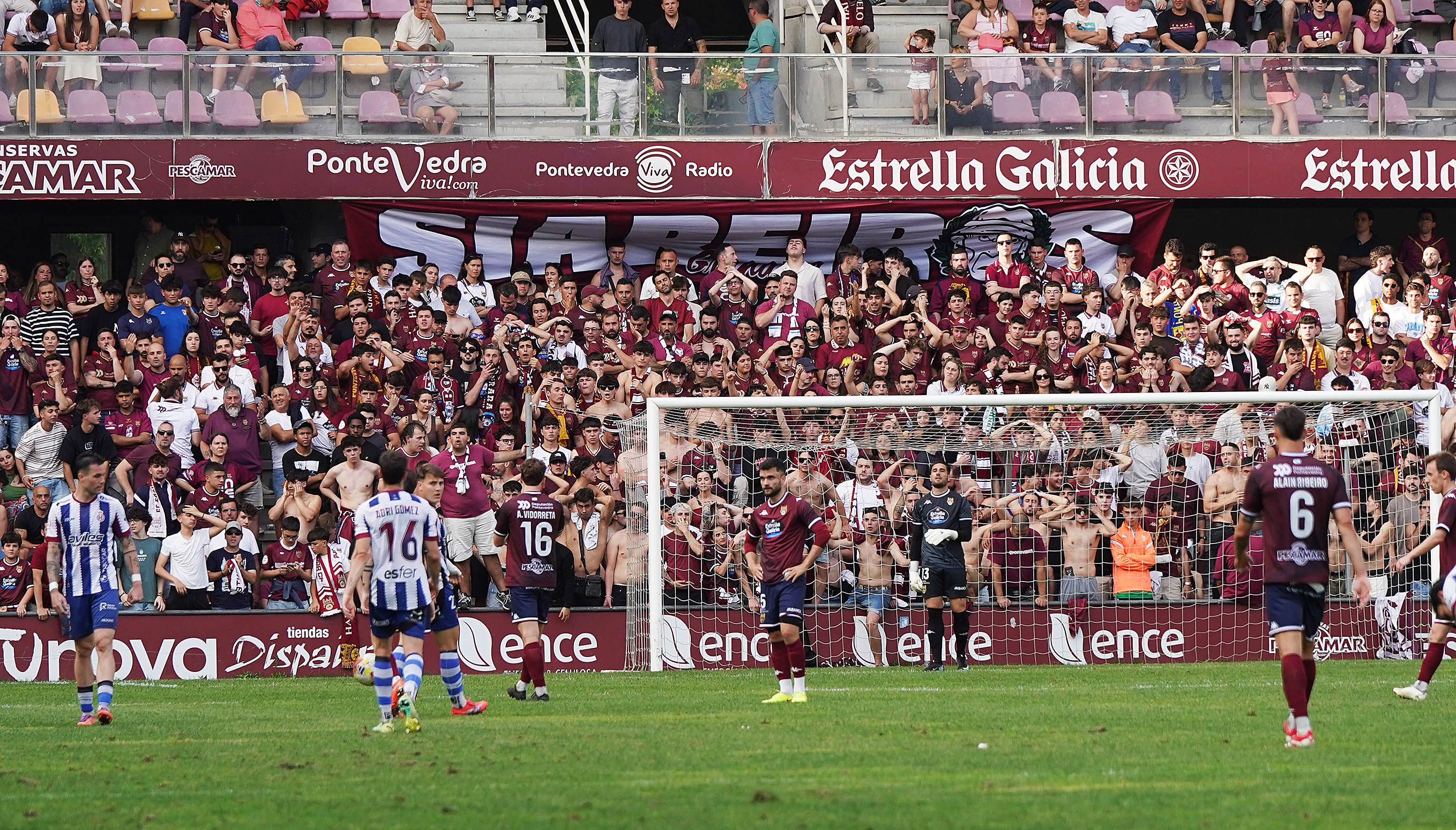 Partido entre Pontevedra CF y Real Avilés Industrial en Pasarón
