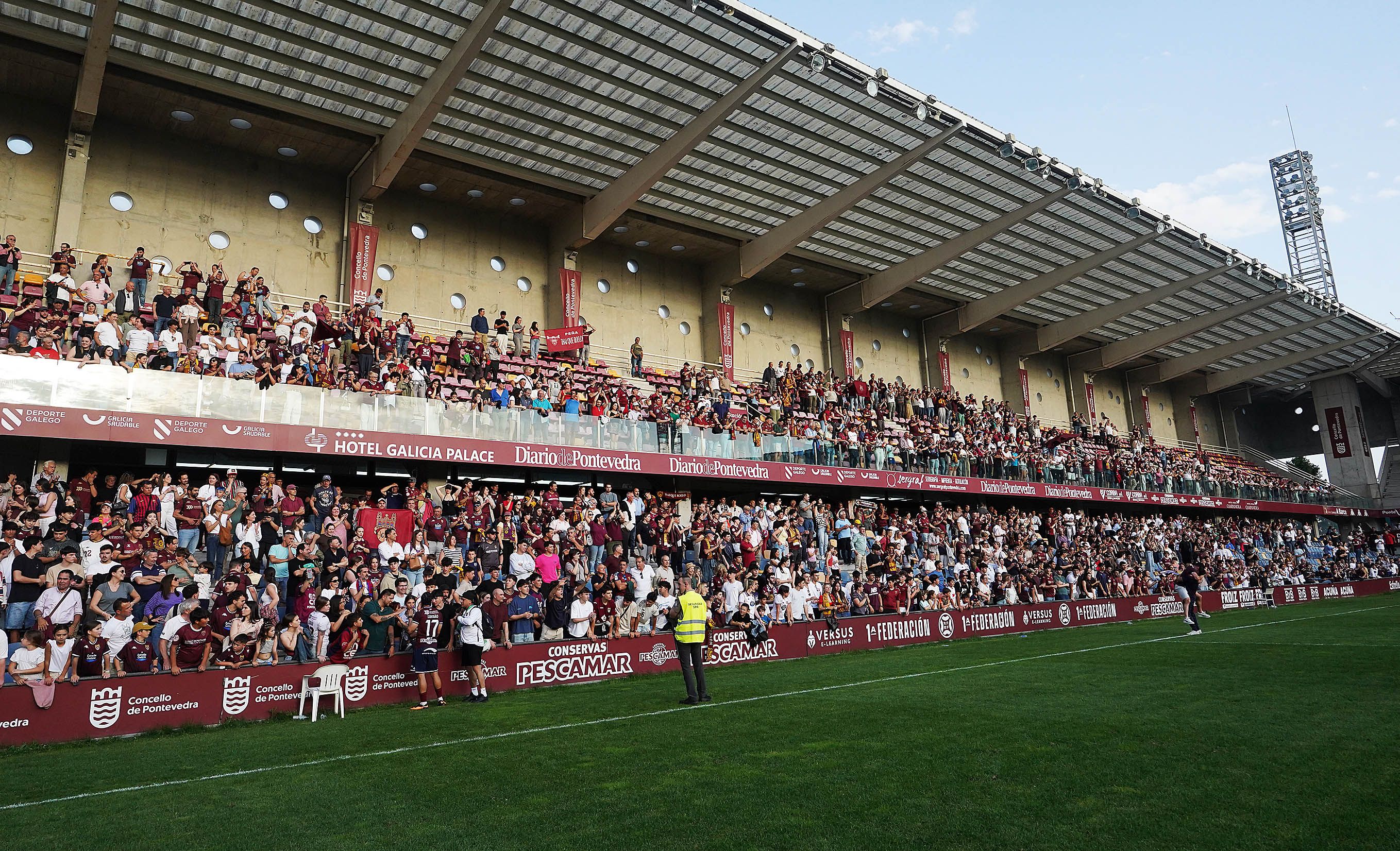 Partido entre Pontevedra CF y Real Avilés Industrial en Pasarón