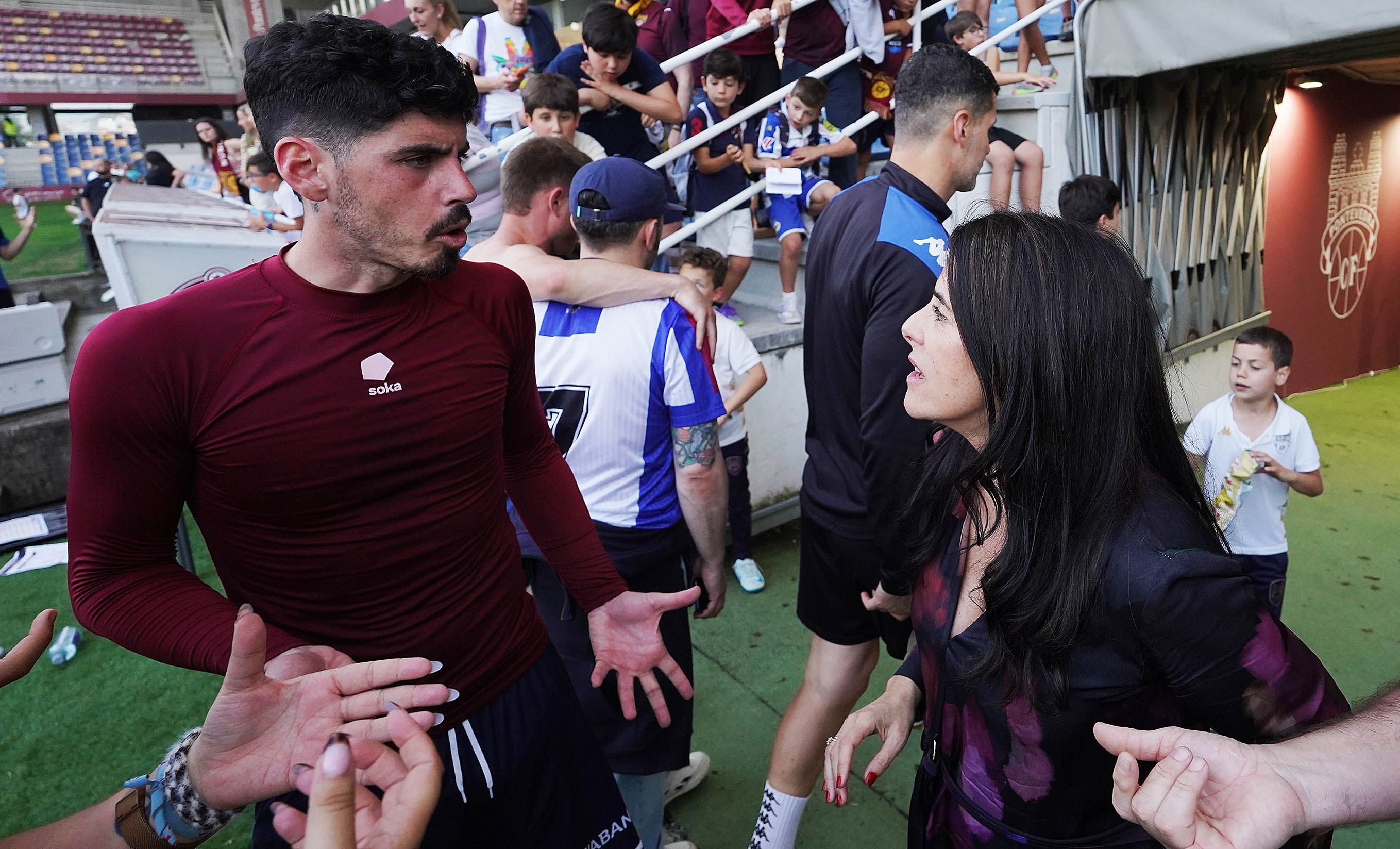 Presidenta y jugadores del Pontevedra esperando la resolución de la RFEF