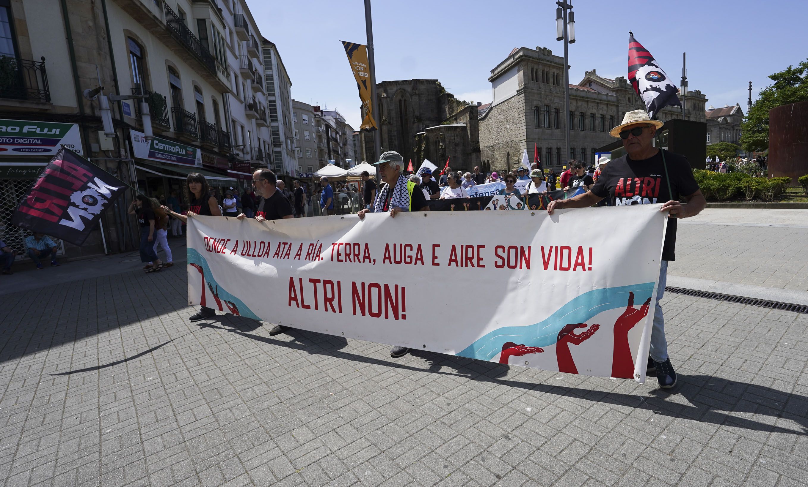 "Mani-Fiesta" por el archivo de ALTRI y el cierre de Ence "Mani-Fiesta" por el archivo de ALTRI y el cierre de Ence