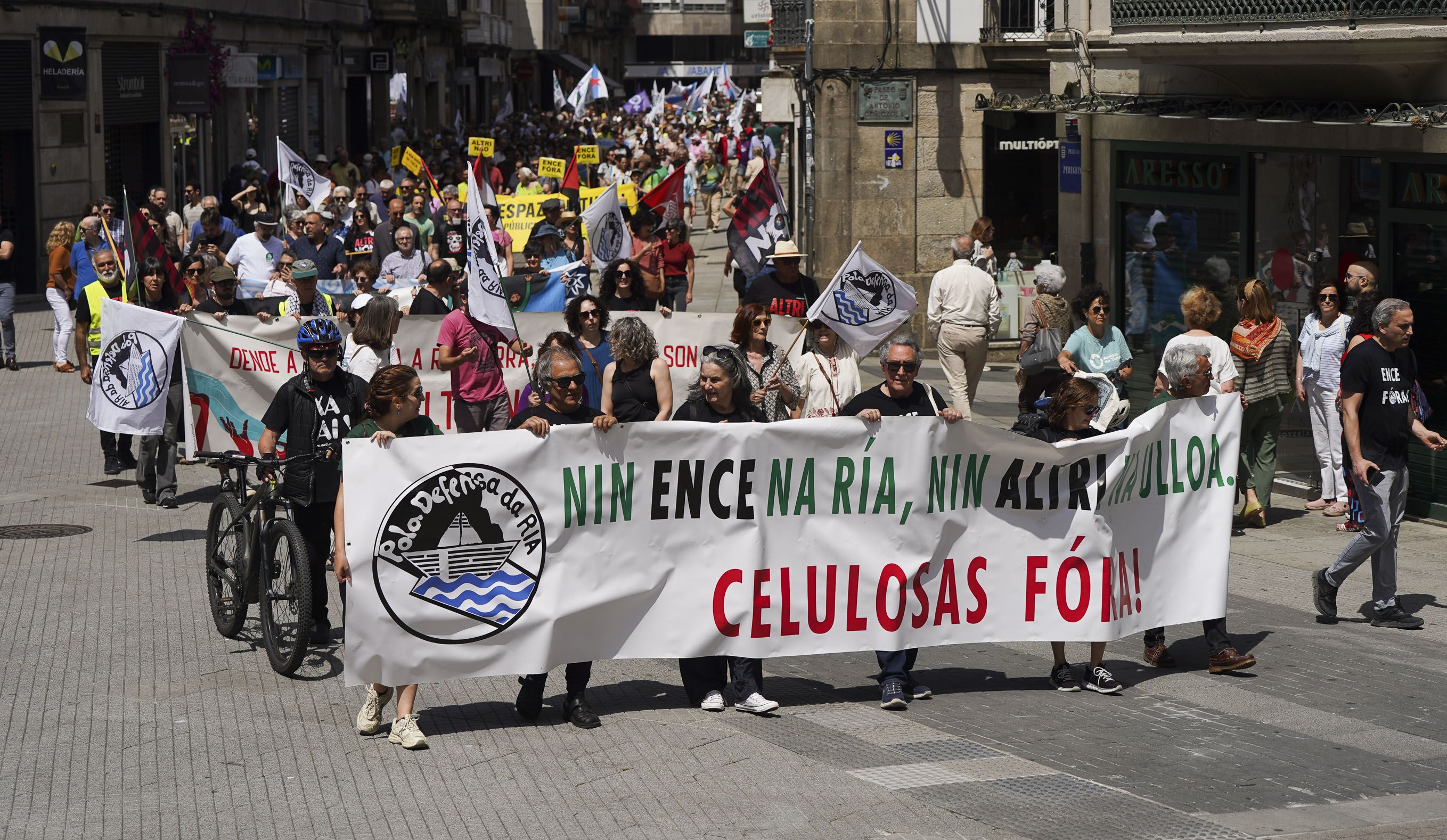 "Mani-Fiesta" por el archivo de ALTRI y el cierre de Ence "Mani-Fiesta" por el archivo de ALTRI y el cierre de Ence